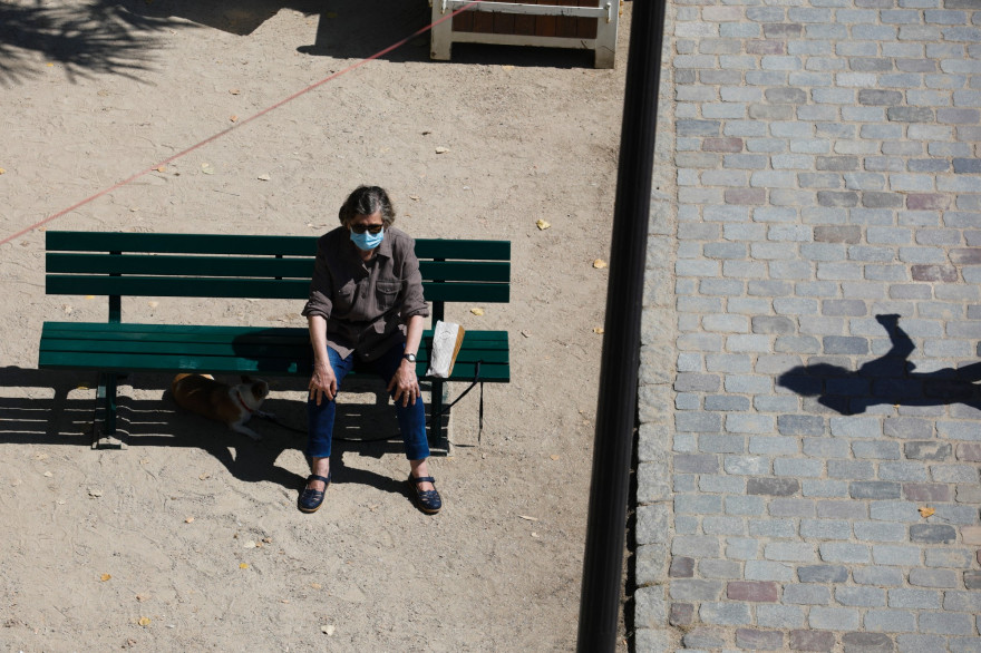 Un homme portant un masque à Paris en plein soleil (illustration)