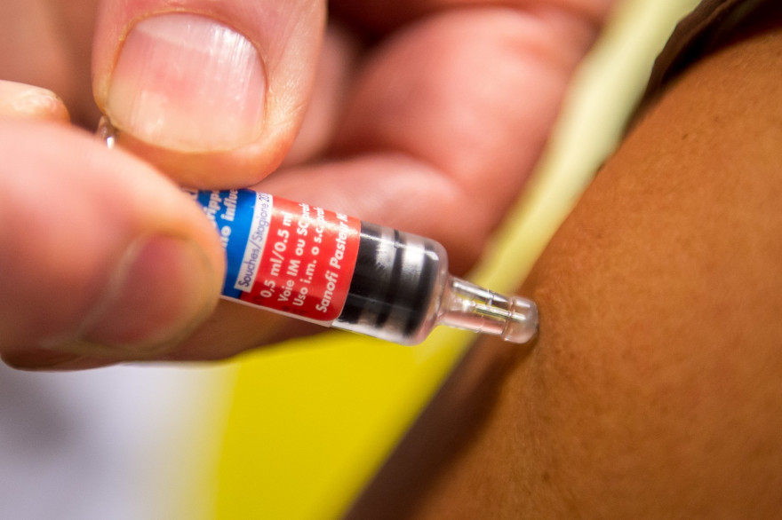 Une personne qui se fait vacciner