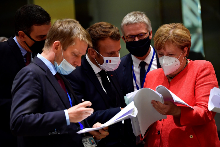 Le Premier ministre espagnol Pedro Sanchez le président français Emmanuel Macron et la chancelière allemande Angela Merkel lors d'un sommet de l'UE à Bruxelles, le 20 juillet 2020.