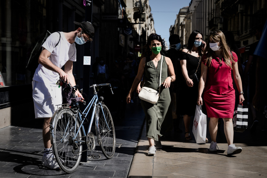 Des passants portent des masques à Bordeaux (illustration)