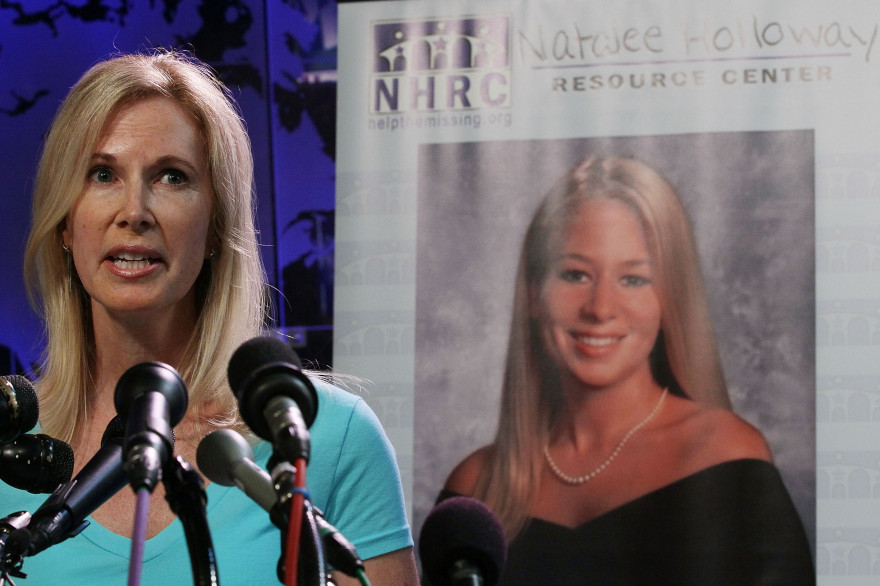Beth Holloway, devant une photo de sa fille Natalee