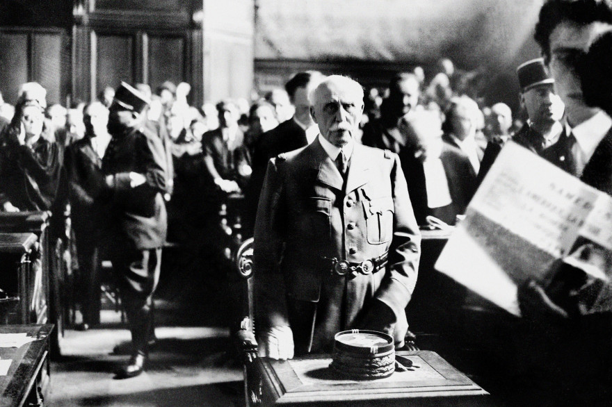 Le Maréchal Philippe Pétain se tient devant la Haute Cour de justice de Paris lors de son procès pour intelligence avec l'ennemi à l'issue duquel il sera condamné à mort, le 15 août 1945, à l'âge de 89 ans.
