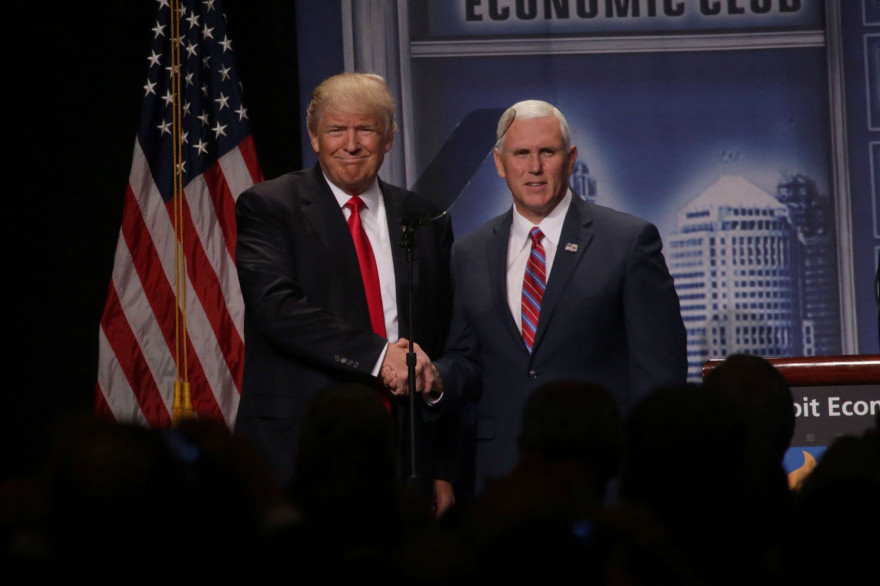 Donald Trump avec son colistier Mike Pence, le 8 août 2016 à Detroit.