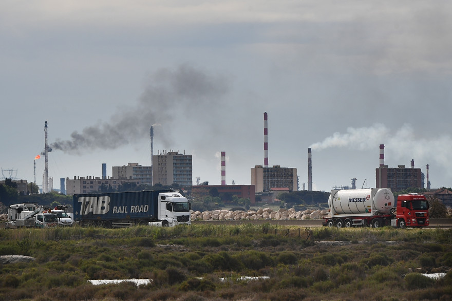 Une photo prise le 2 mai 2018 montre la zone industrielle de Lavera à Martigues.