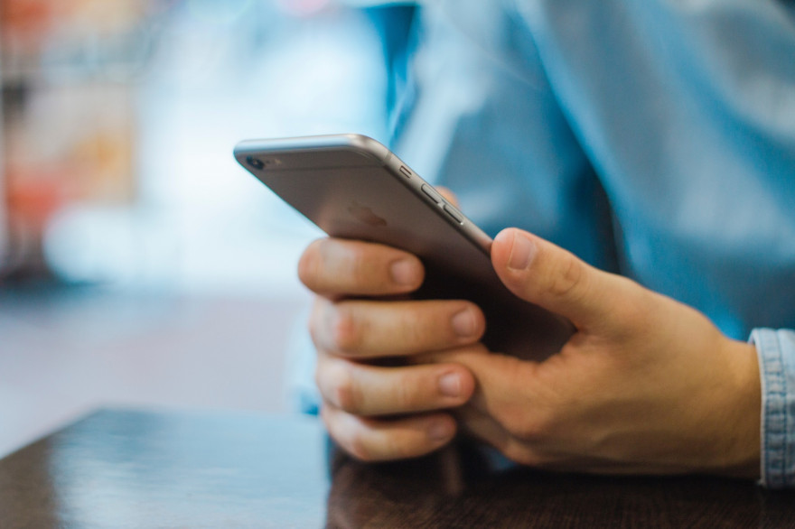 Un homme sur son téléphone (illustration)