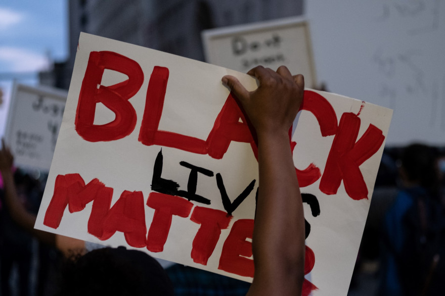 Une personne tient une pancarte "Black Lives Matter" à Détroit, après la mort de George Floyd, le 29 mai 2020