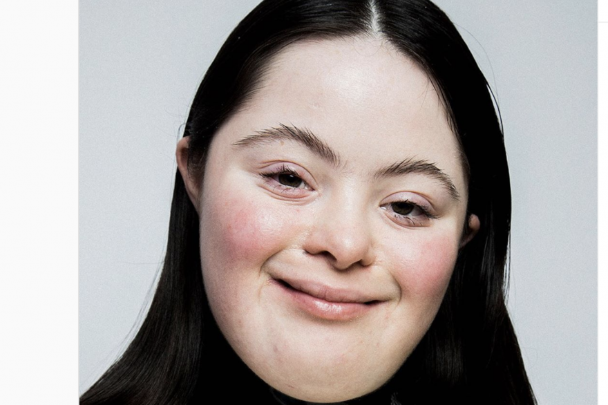 Ellie Goldstein, nouvelle égérie de Gucci Beauty.
