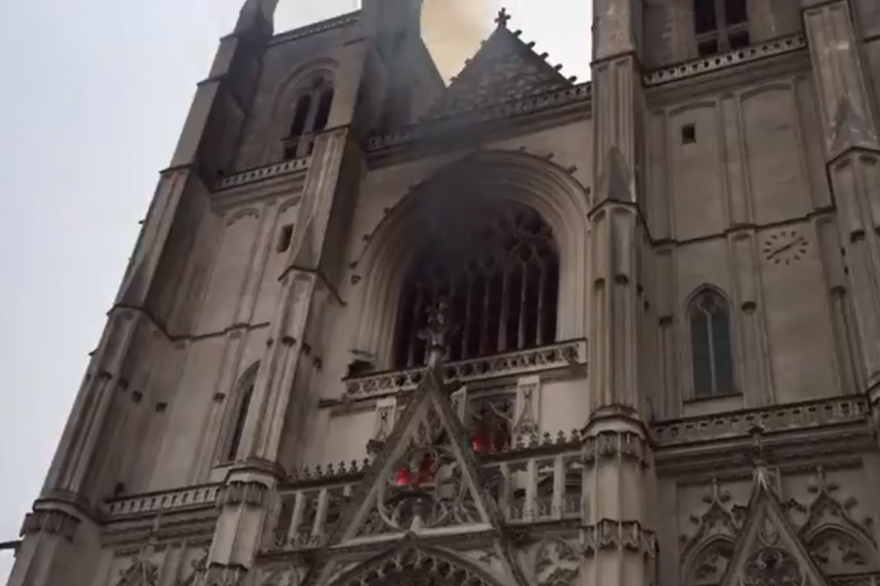 La cathédrale de Nantes pendant l'incendie du 18 juillet 2020