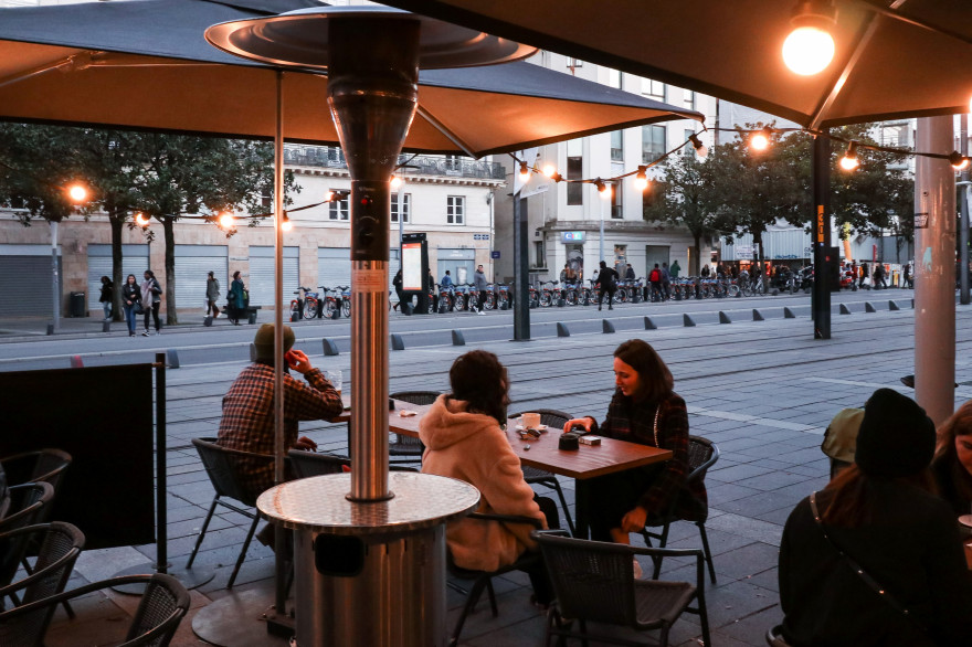 Un terrasse de café chauffée à Rennes (Ille-et-Vilaine)