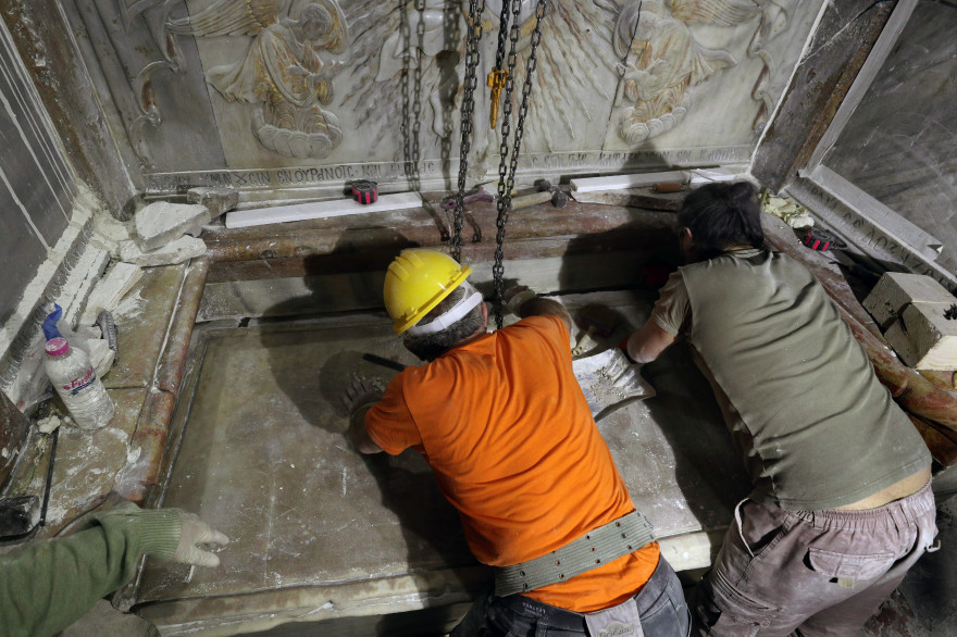 Des experts travaillant sur le tombeau de Jésus à Jérusalem, le 28 octobre 2016