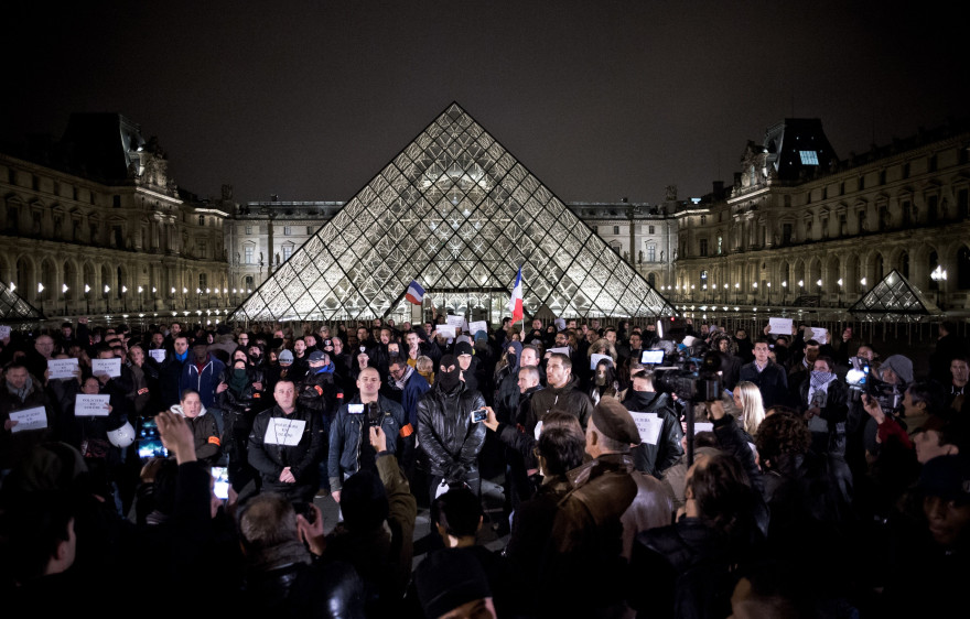 Rassemblement de policiers devant la Pyramide du Louvre à Paris