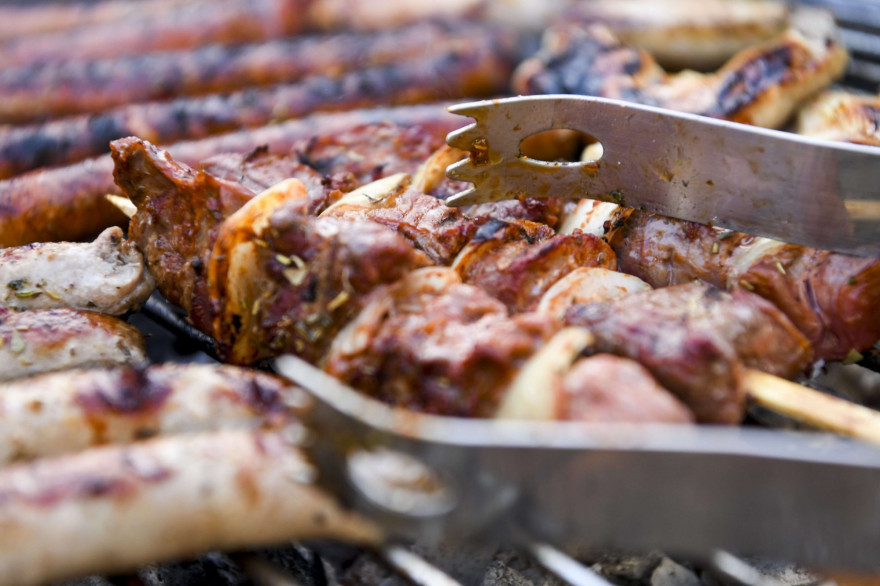 Des grillades au barbecue (illustration)