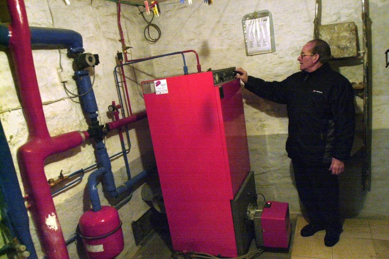 Un particulier règle sa chaudière, après avoir été livré en fuel, le 21 janvier 2004 dans son pavillon à Douvres-la-Délivrande
