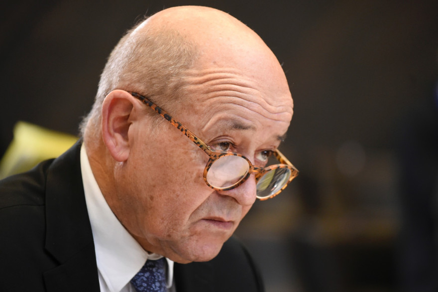 Jean-Yves Le Drian s'est trompé d'expéditeur et a envoyé un SMS à Ségolène Royal où il la surnommait "cette folle".