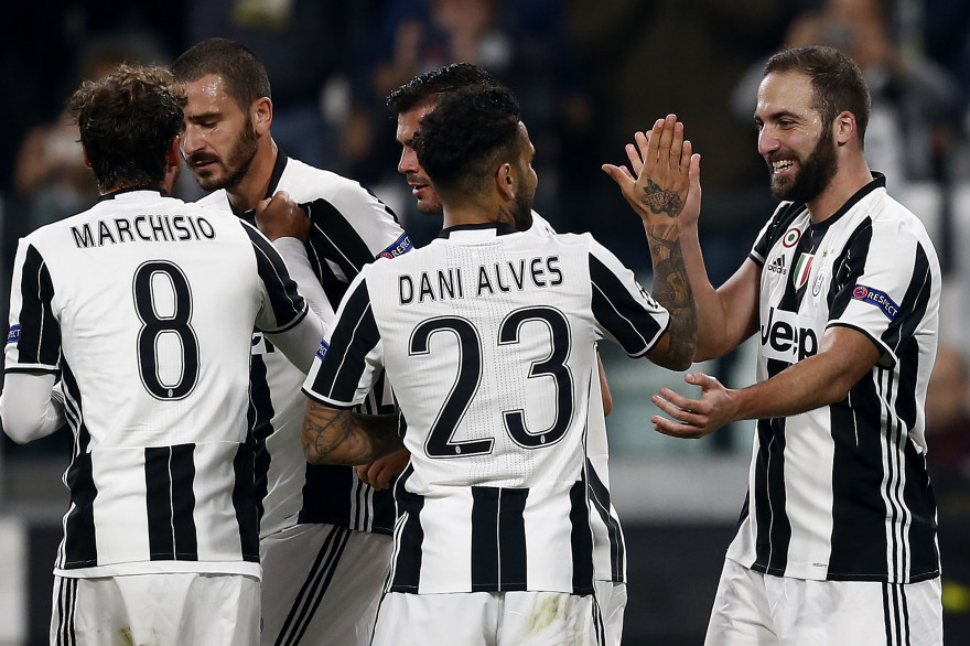 L'arrière de la Juventus de Turin, Gonzalo Higuain, célèbre son but face à l'Olympique Lyonnais le 2 novembre