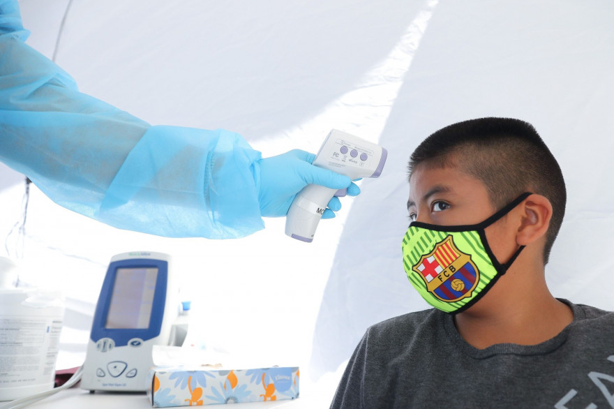 Un enfant qui se fait dépister au coronavirus à Los Angeles, le 15 juillet 2020