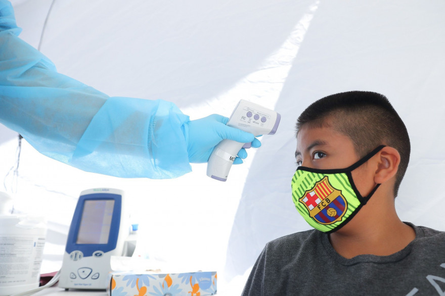 Un enfant qui se fait dépister au coronavirus à Los Angeles, le 15 juillet 2020