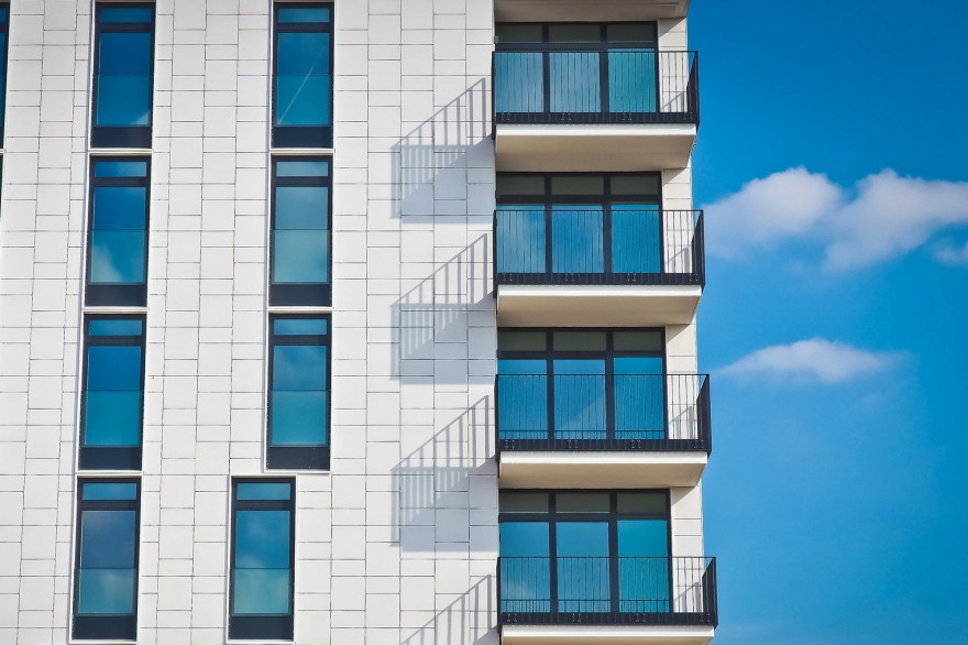 Un immeuble avec des balcons (Image d'illustration).
