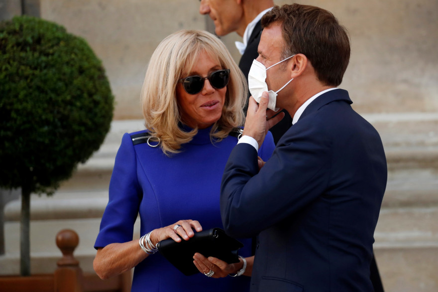 Brigitte et Emmanuel Macron, après le discours aux Armées, à l'hôtel de Brienne, le 13 juillet 2020.