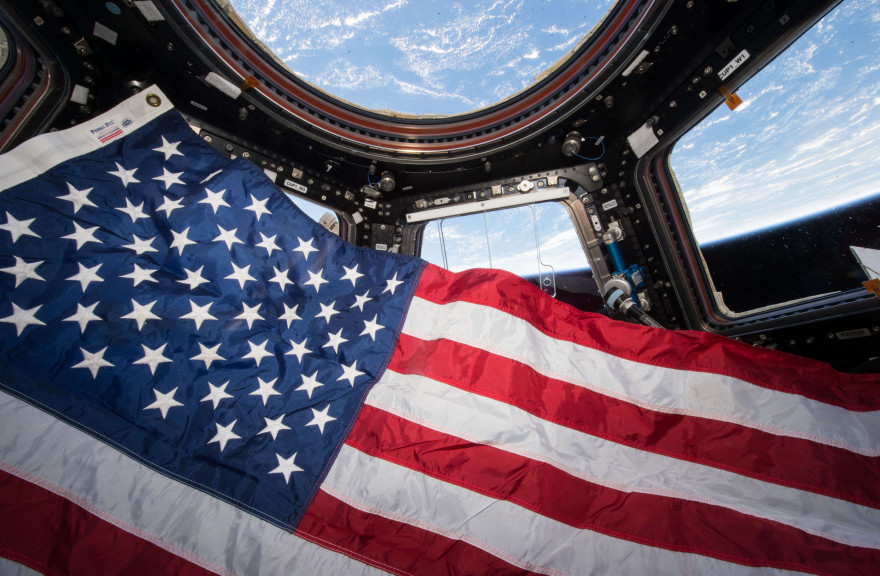 Le drapeau américain capturé par l'astronaute Scott Kelly dans la Station spatiale internationale en juin 2015.