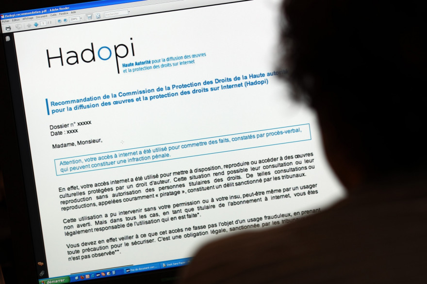 Un internaute consulte une page de la Hadopi, le 28 septembre 2010 (archives)