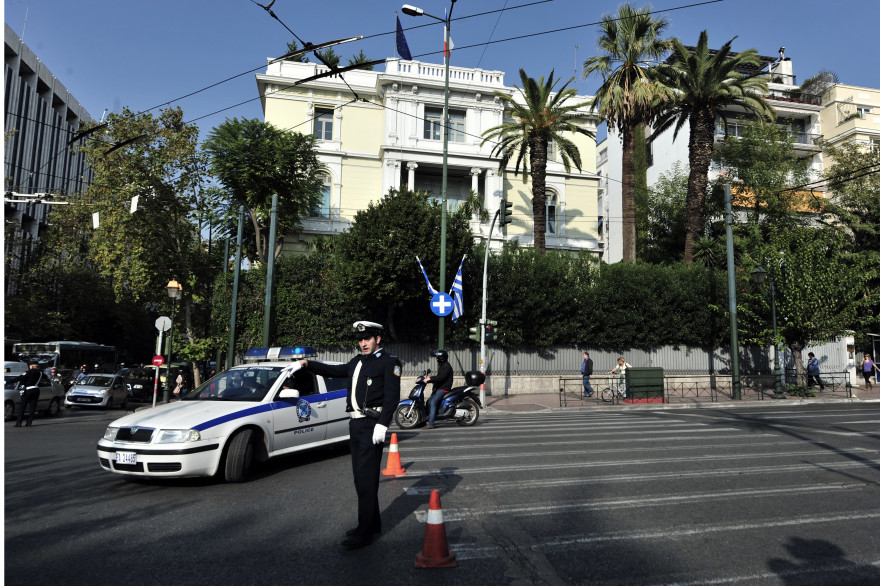 Une voiture de police devant l'ambassade de France à Athènes (Grèce) en 2010.