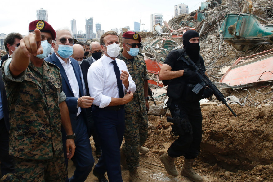 Emmanuel Macron, entouré de militaires libanais, sur le site de la double explosion de Beyrouth, le jeudi 6 août 2020.