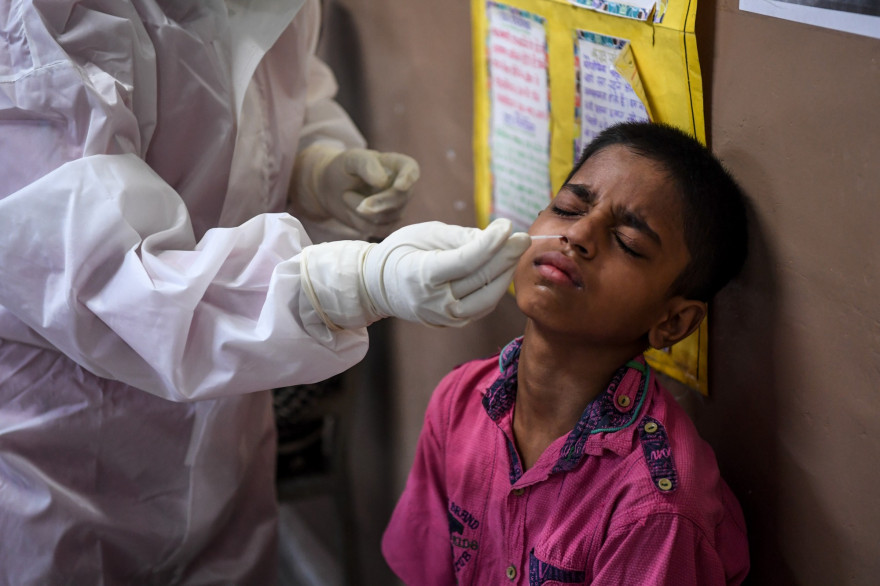 Un jeune Indien est testé au coronavirus le 7 août 2020