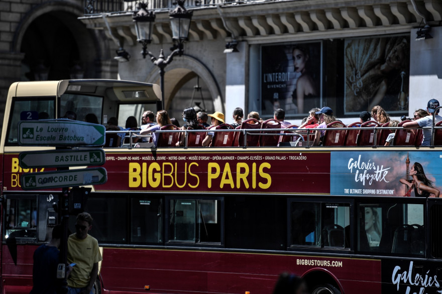 Un bus touristique à Paris, le 6 août 2020.