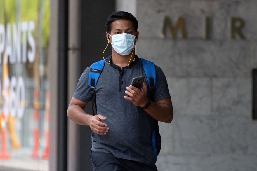 Un homme portant un masque dans les rues de Wellington (Nouvelle-Zélande), le 26 mars 2020.