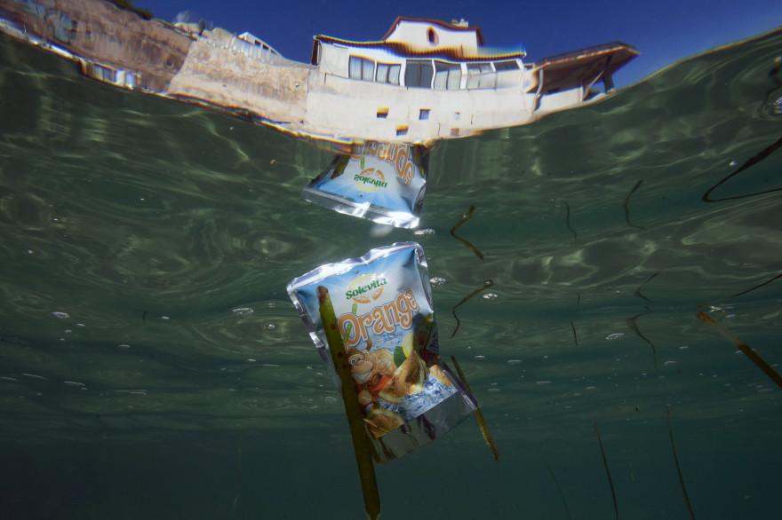 Des déchets dans la Méditerranée (illustration)