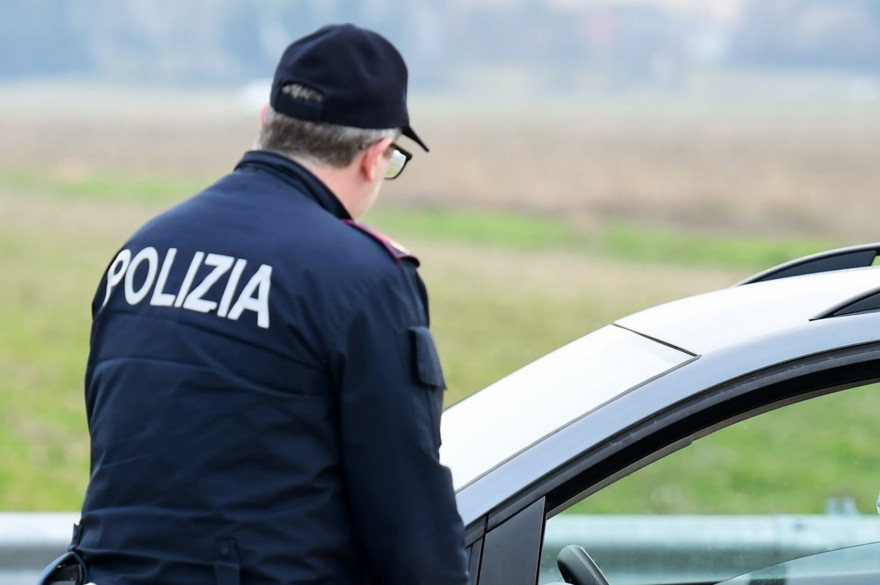 Un policier italien parle à un automobiliste le 23 février 2020 (Illustration).