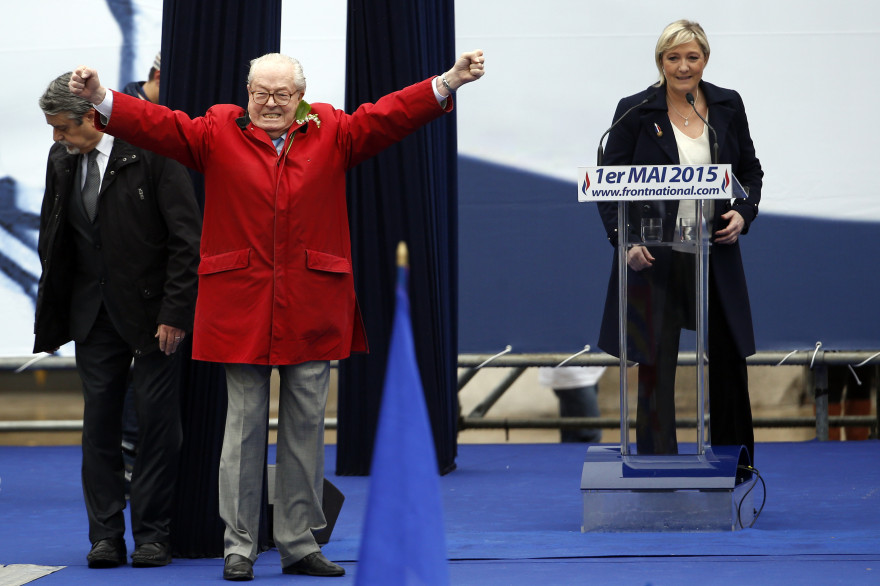 Jean-Marie Le Pen à la tribune le 1er mai 2015, contre la volonté de sa fille Marine.