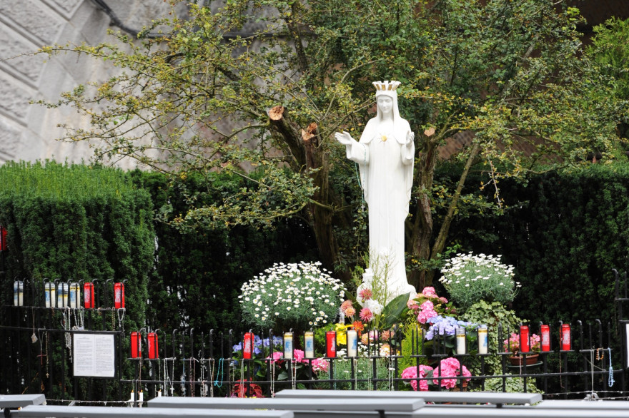 Statue à l'emplacement où la Vierge Marie serait apparue à des enfants à Beauraing, en Belgique, en 1932, au pied d'une aubépine.