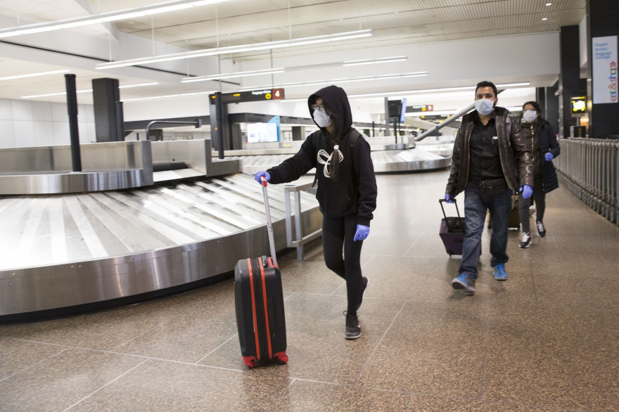 Des personnes masqués à l'aéroport de Seattle, le 8 mars 2020 (illustration)