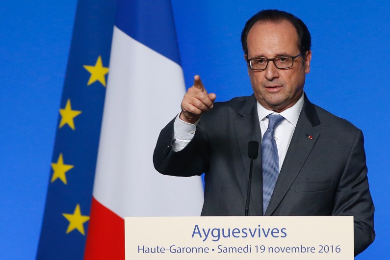 François Hollande en déplacement à Ayguesvives le 19 novembre 2016