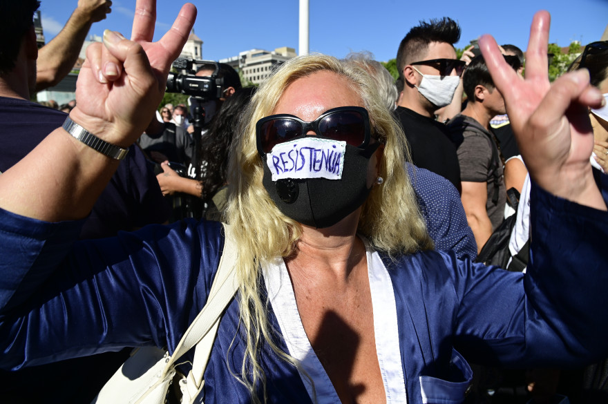 Une femme portant un masque "résistance", lors de la manifestation madrilène le 16 août 2020/