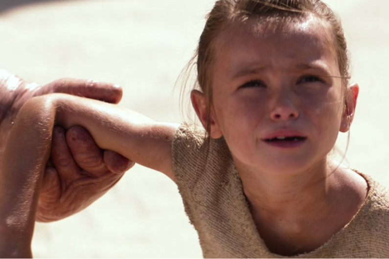 La petite Rey sur Jakku