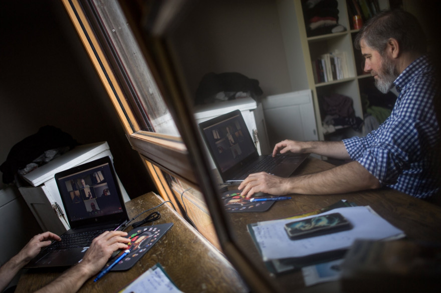 Un homme télétravaille en mai 2020 à Vertou (Loire-Atlantique)