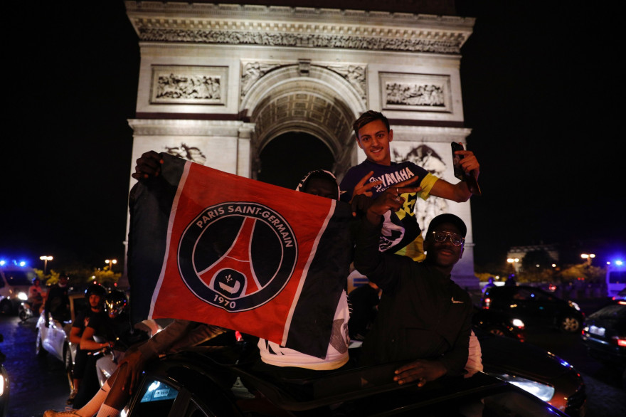 Les supporters du Paris Saint-Germain ont fêté sur les Champs-Élysées la qualification du PSG en finale de la Ligue des champions le 18 août 2020.