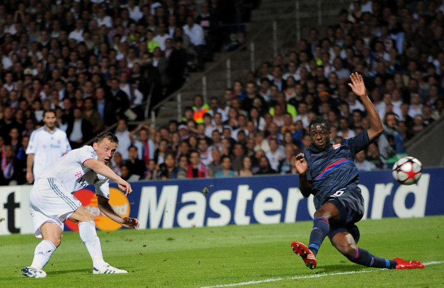 Le 27 avril 2010, l'OL d'Aly Cissokho (droite) s'était incliné 0-3 à Gerland contre le Bayern d'Ivica Olic (gauche).