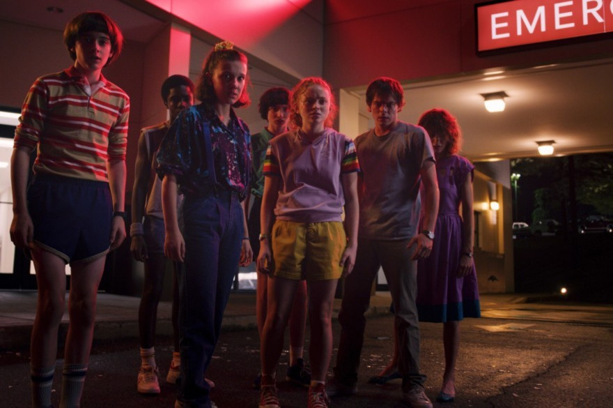 Une partie du casting de "Stranger Things" pendant le tournage de la saison 4