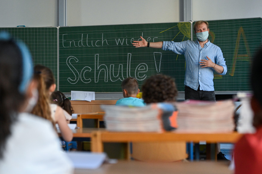 Un enseignant allemand portant un masque (illustration)
