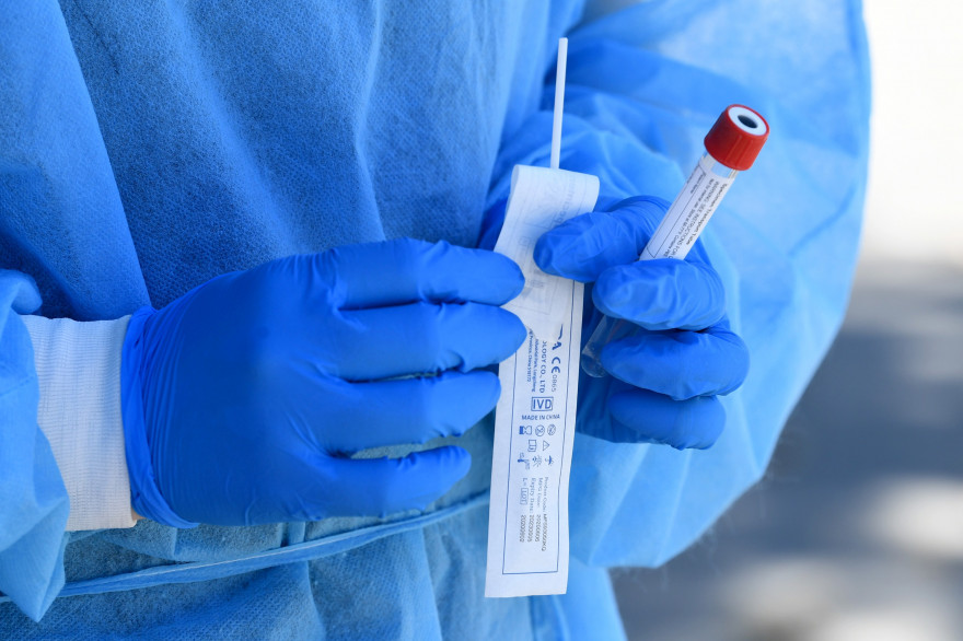 Un médecin tient un test de positivité à la Covid-19 (illustration)