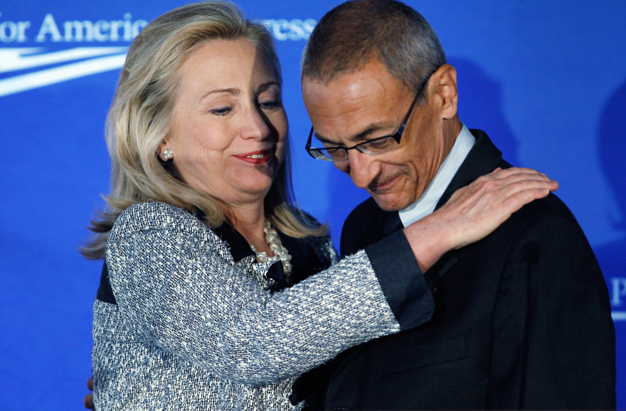 Hillary Clinton et John Podesta, le 12 octobre 2011