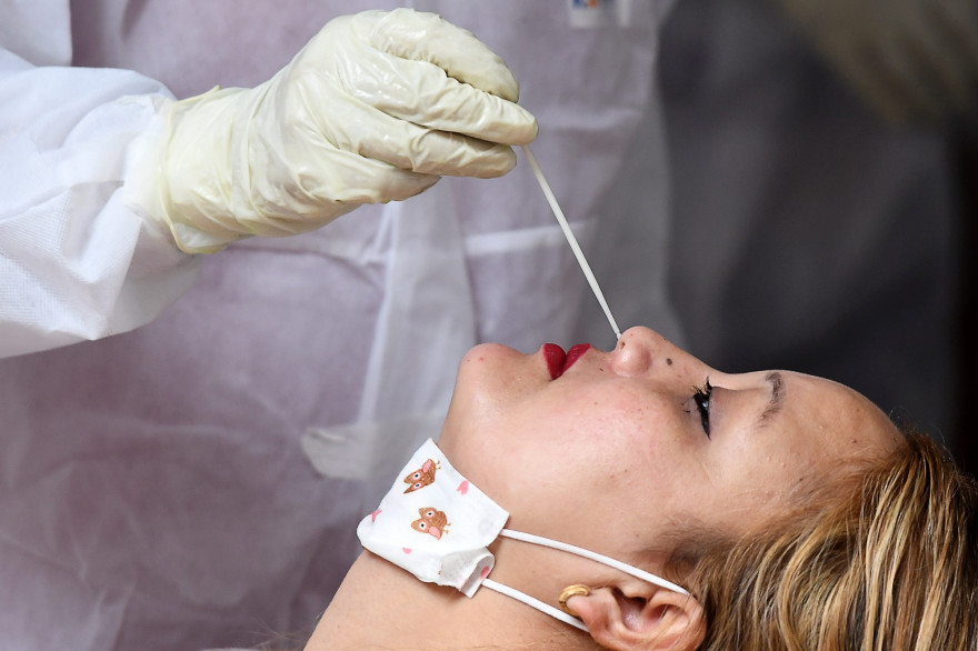 Une femme se fait dépister par test RT-PCR