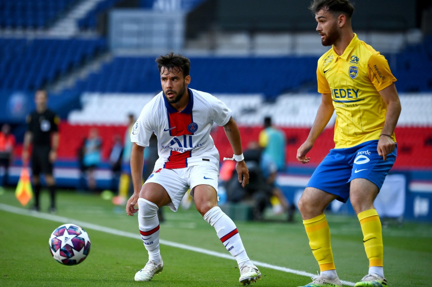 Juan Bernat avec le PSG face au Sochalien Bryan Soumaré le 5 août 2020 au Parc des Princes