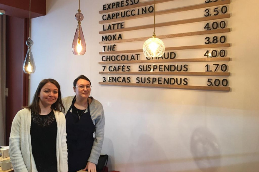 Le panneau des suspendus à l'entrée du café "les invisibles".