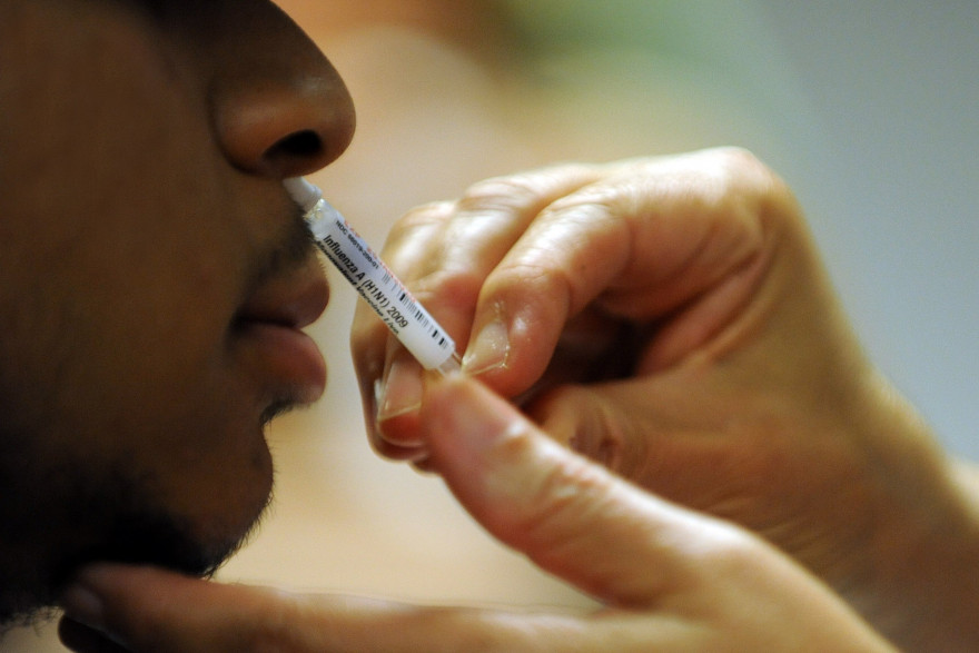 Une vaccination par spray nasal (illustration)