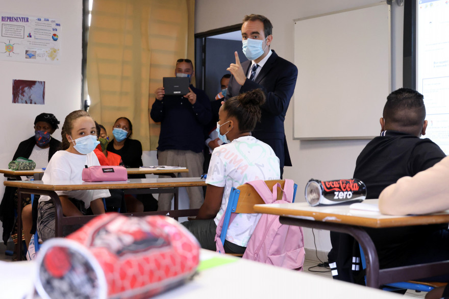 Sébastien Lecornu en visite dans une classe de la Réunion pour la rentrée